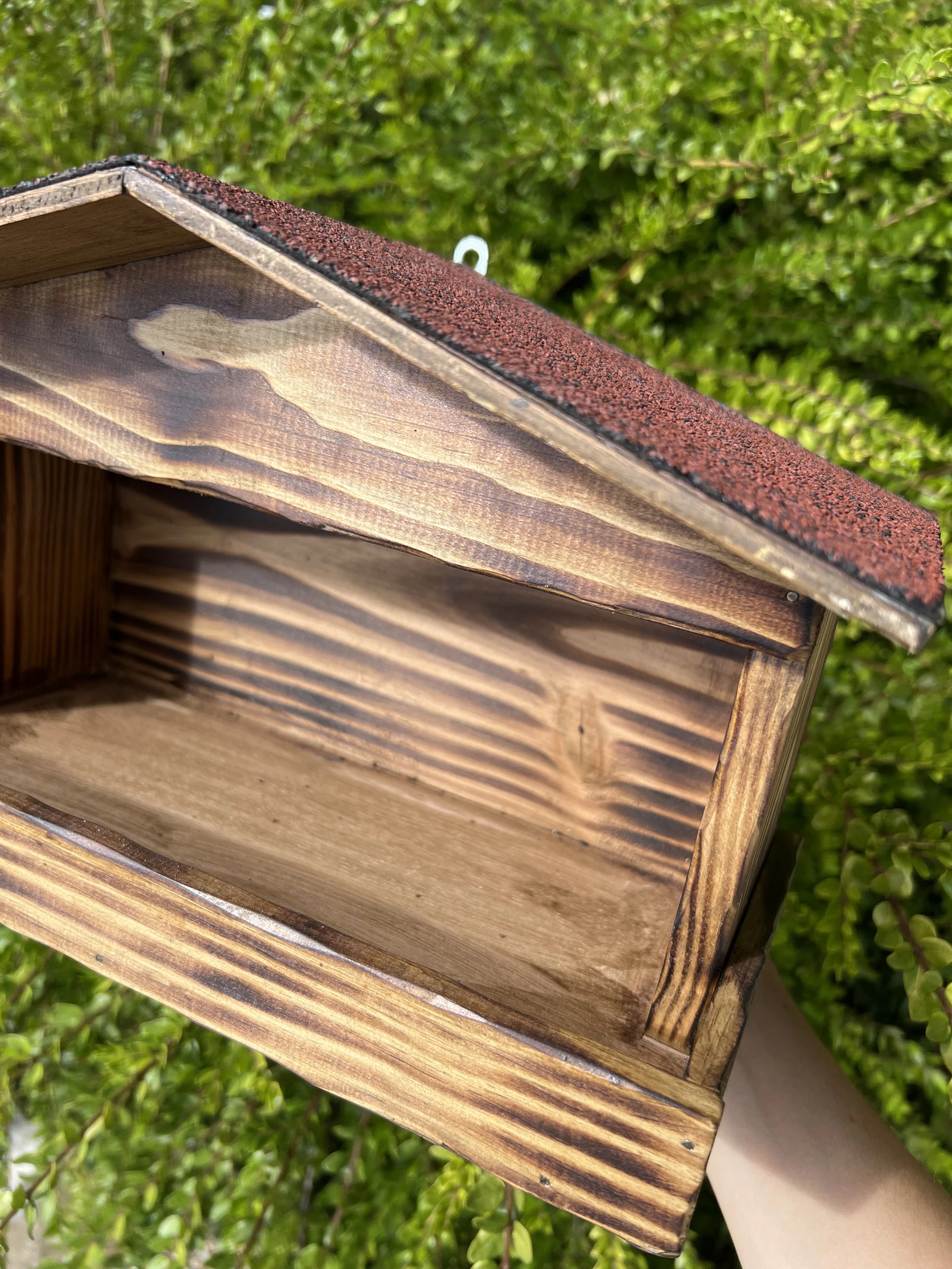 🐦‍⬛ Handgemaakte houten voederkast voor vogels van gebrand hout 🌿 Bitumen dak – Spar – photo 3